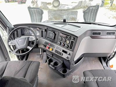 Zdjęcie 9 z 10 samochodu: 2020 FREIGHTLINER CASCADIA 126 VIN:3AKJHHDR0LSLV8705 - miniatura