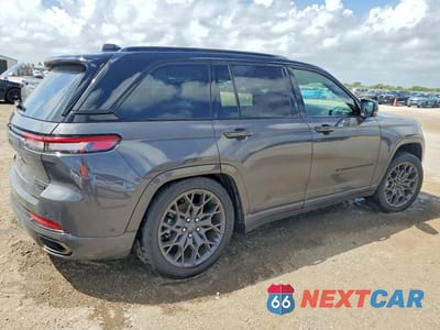 Trzecie zdjęcie samochodu z tyłu: 2025 JEEP GRAND CHEROKEE SUMMIT VIN:1C4RJHEG2S8768754 - miniatura