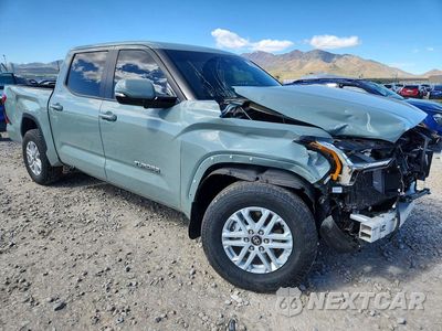 Czwarte zdjęcie samochodu z boku: 2025 TOYOTA TUNDRA SR5 VIN:5TFLA5DB3SX281563 - miniatura