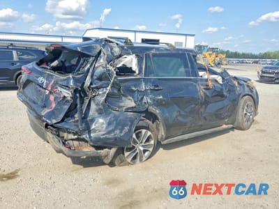 Trzecie zdjęcie samochodu z tyłu: 2022 TOYOTA HIGHLANDER XLE VIN:5TDHZRBH4NS227857 - miniatura