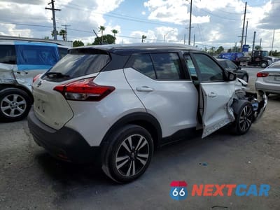Trzecie zdjęcie samochodu z tyłu: 2019 NISSAN KICKS SV VIN:3N1CP5CU8KL565450 - miniatura