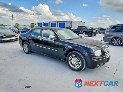 Czwarte zdjęcie samochodu z boku: 2010 CHRYSLER 300 TOURING VIN:2C3CA5CV4AH326562 - miniatura