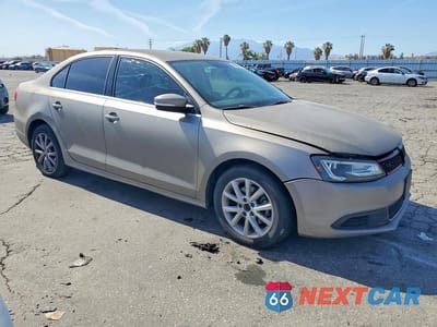 Czwarte zdjęcie samochodu z boku: 2013 VOLKSWAGEN JETTA SE VIN:3VWDP7AJ1DM352405 - miniatura