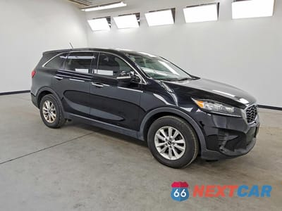 Czwarte zdjęcie samochodu z boku: 2020 KIA SORENTO LX VIN:5XYPG4A38LG630941 - miniatura