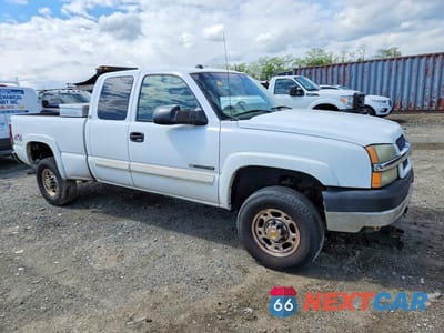 Czwarte zdjęcie samochodu z boku: 2004 CHEVROLET SILVERADO K2500 HEAVY DUTY VIN:1GCHK29UX4E232161 - miniatura