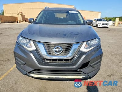 Piąte zdjęcie samochodu w środku: 2017 NISSAN ROGUE S VIN:JN8AT2MT8HW388085 - miniatura