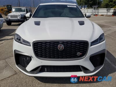 Piąte zdjęcie samochodu w środku: 2022 JAGUAR F-PACE SVR VIN:SADCZ2EE1NA696926 - miniatura
