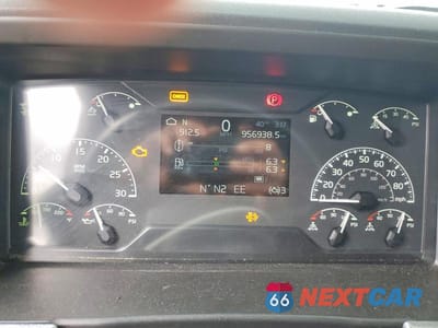 Zdjęcie 8 z 10 samochodu: 2021 VOLVO VNL SEMI TRUCK VIN:4V4NC9EJXMN262947 - miniatura