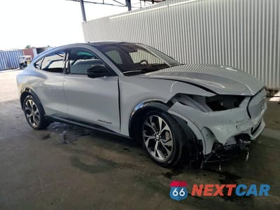 Czwarte zdjęcie samochodu z boku: 2023 FORD MUSTANG MACH-E PREMIUM VIN:3FMTK3SU2PMB06252 - miniatura