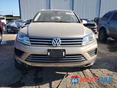 Piąte zdjęcie samochodu w środku: 2016 VOLKSWAGEN TOUAREG SPORT VIN:WVGEF9BP7GD009988 - miniatura