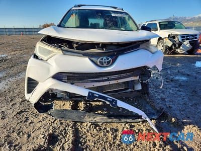 Piąte zdjęcie samochodu w środku: 2017 TOYOTA RAV4 LE VIN:2T3BFREV2HW568077 - miniatura