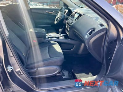 Piąte zdjęcie samochodu w środku: 2017 NISSAN PATHFINDER SV VIN:5N1DR2MM2HC664175 - miniatura