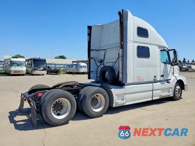 Czwarte zdjęcie samochodu z boku: 2016 VOLVO VNL SEMI TRUCK VIN:4V4NC9EH9GN948933 - miniatura
