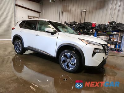Czwarte zdjęcie samochodu z boku: 2025 NISSAN ROGUE SV VIN:5N1BT3BA1SC763892 - miniatura