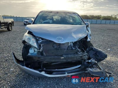 Piąte zdjęcie samochodu w środku: 2015 TOYOTA SIENNA LE 8-PASSENGER VIN:5TDKK3DC2FS553294 - miniatura