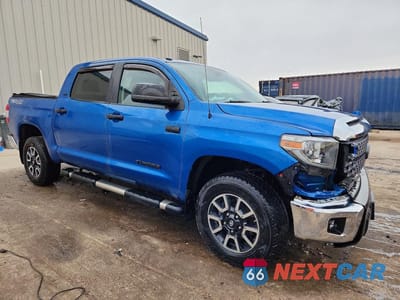 Czwarte zdjęcie samochodu z boku: 2018 TOYOTA TUNDRA CREWMAX SR5 VIN:5TFDW5F11JX698737 - miniatura