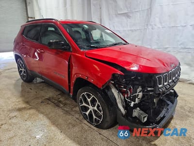 Czwarte zdjęcie samochodu z boku: 2024 JEEP COMPASS LATITUDE VIN:3C4NJDBN4RT606582 - miniatura