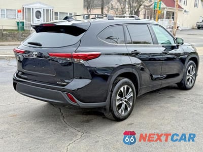 Trzecie zdjęcie samochodu z tyłu: 2023 TOYOTA HIGHLANDER XLE VIN:5TDKDRBH5PS022488 - miniatura