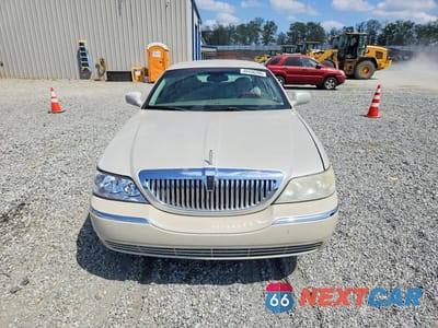 Piąte zdjęcie samochodu w środku: 2005 LINCOLN TOWN CAR SIGNATURE LONG WHEELBASE VIN:1LNHM85W05Y608012 - miniatura