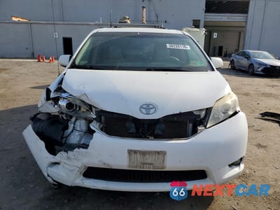 Piąte zdjęcie samochodu w środku: 2012 TOYOTA SIENNA XLE 8-PASSENGER VIN:5TDYK3DC5CS265727 - miniatura