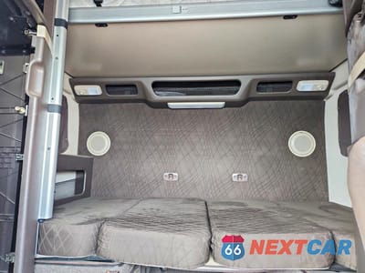 Zdjęcie 6 z 10 samochodu: 2015 VOLVO VNL SEMI TRUCK VIN:4V4NC9EJ4FN908552 - miniatura