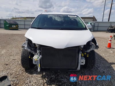 Piąte zdjęcie samochodu w środku: 2018 TOYOTA SIENNA LE 8-PASSENGER VIN:5TDKZ3DCXJS944178 - miniatura
