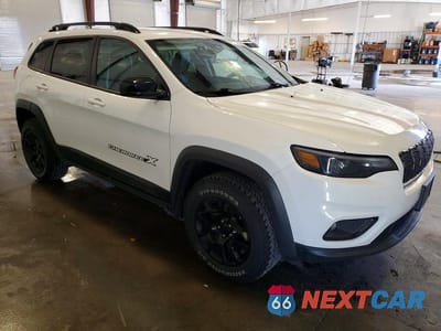 Czwarte zdjęcie samochodu z boku: 2022 JEEP CHEROKEE VIN:1C4PJMCX3ND544049 - miniatura