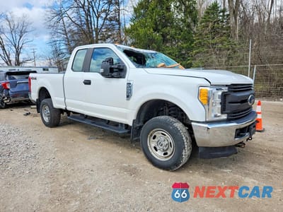 Czwarte zdjęcie samochodu z boku: 2017 FORD F250 SUPER DUTY VIN:1FT7X2B63HEE62235 - miniatura