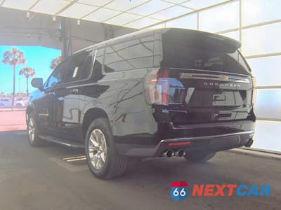 Trzecie zdjęcie samochodu z tyłu: 2023 CHEVROLET SUBURBAN K1500 PREMIER VIN:1GNSKFKD5PR363123 - miniatura