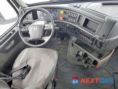 Zdjęcie 9 z 10 samochodu: 2021 VOLVO VNL SEMI TRUCK VIN:4V4NC9EJXMN262947 - miniatura
