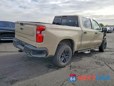 Trzecie zdjęcie samochodu z tyłu: 2022 CHEVROLET SILVERADO K1500 LT TRAIL BOSS VIN:3GCUDFET9NG598734 - miniatura