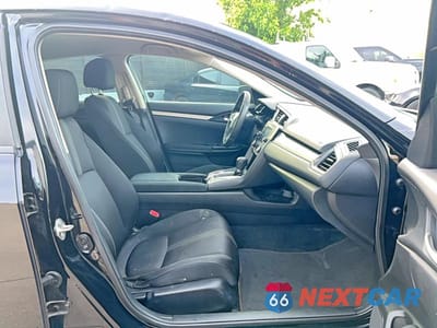 Piąte zdjęcie samochodu w środku: 2018 HONDA CIVIC LX VIN:2HGFC2F56JH529869 - miniatura