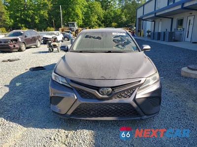 Piąte zdjęcie samochodu w środku: 2018 TOYOTA CAMRY SE VIN:4T1B11HK4JU518913 - miniatura