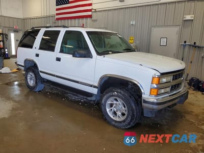 Czwarte zdjęcie samochodu z boku: 1999 CHEVROLET TAHOE K1500 VIN:1GNEK13R6XJ355699 - miniatura