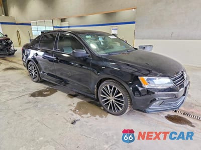 Czwarte zdjęcie samochodu z boku: 2016 VOLKSWAGEN JETTA SPORT VIN:3VWD17AJ4GM294151 - miniatura