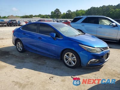 Czwarte zdjęcie samochodu z boku: 2017 CHEVROLET CRUZE LT VIN:1G1BE5SM0H7241723 - miniatura