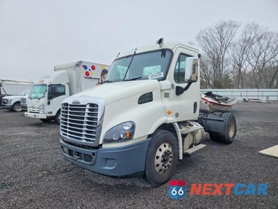 Drugie zdjęcie samochodu z przodu: 2018 FREIGHTLINER CASCADIA 113 SEMI TRUCK VIN:3AKBGADV7JDJU2444 - miniatura