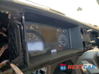 Zdjęcie 8 z 10 samochodu: 2020 VOLVO VNR SEMI TRUCK VIN:4V4WC9EH6LN243229 - miniatura