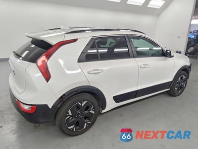 Trzecie zdjęcie samochodu z tyłu: 2023 KIA NIRO EV WIND VIN:KNDCR3L1XP5026689 - miniatura