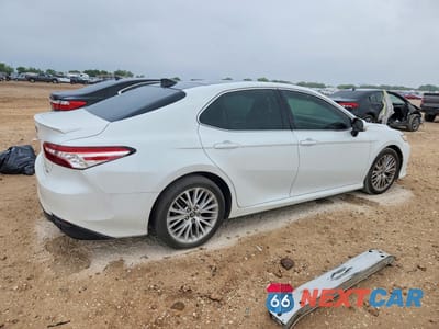 Trzecie zdjęcie samochodu z tyłu: 2018 TOYOTA CAMRY XLE VIN:4T1B11HK0JU039971 - miniatura
