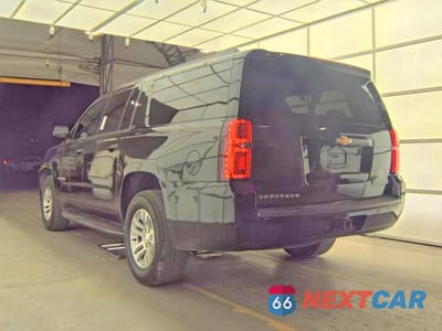 Trzecie zdjęcie samochodu z tyłu: 2019 CHEVROLET SUBURBAN C1500 LT VIN:1GNSCHKC4KR352378 - miniatura