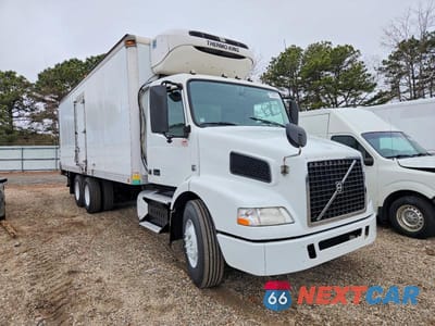 2016 VOLVO VNM REFRIGERATED BOX TRUCK 4V5MC9DF2GN971672 - główne zdjęcie licytacji z USA - miniatura