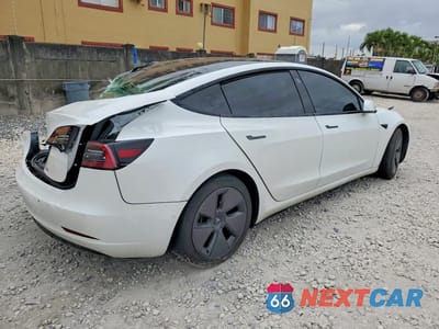 Trzecie zdjęcie samochodu z tyłu: 2021 TESLA MODEL 3 VIN:5YJ3E1EA6MF920941 - miniatura