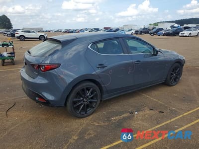 Trzecie zdjęcie samochodu z tyłu: 2024 MAZDA 3 PREFERRED VIN:JM1BPBLM4R1702344 - miniatura