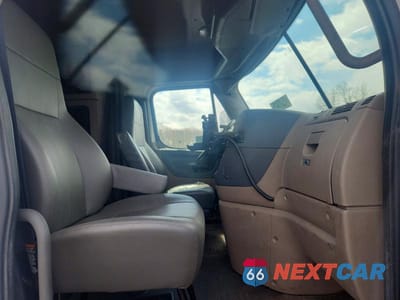 Piąte zdjęcie samochodu w środku: 2015 FREIGHTLINER CASCADIA 125 SEMI TRUCK VIN:1FUJGLD65FLGJ1340 - miniatura