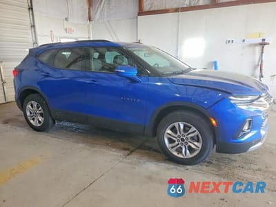 Czwarte zdjęcie samochodu z boku: 2019 CHEVROLET BLAZER 3LT VIN:3GNKBDRS6KS637170 - miniatura