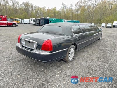 Czwarte zdjęcie samochodu z boku: 2007 LINCOLN TOWN CAR EXECUTIVE VIN:1L1FM88W87Y628418 - miniatura