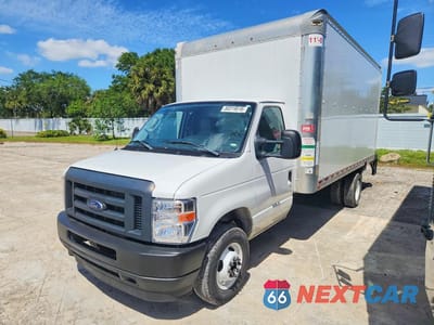 2022 FORD E450 BOX TRUCK 1FDXE4FN5NDC09840 - główne zdjęcie licytacji z USA - miniatura
