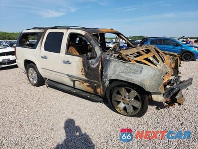 Czwarte zdjęcie samochodu z boku: 2011 GMC YUKON XL K1500 SLT VIN:1GKS2KE3XBR240970 - miniatura