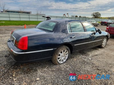 Trzecie zdjęcie samochodu z tyłu: 2010 LINCOLN TOWN CAR SIGNATURE LIMITED VIN:2LNBL8CV5AX615955 - miniatura